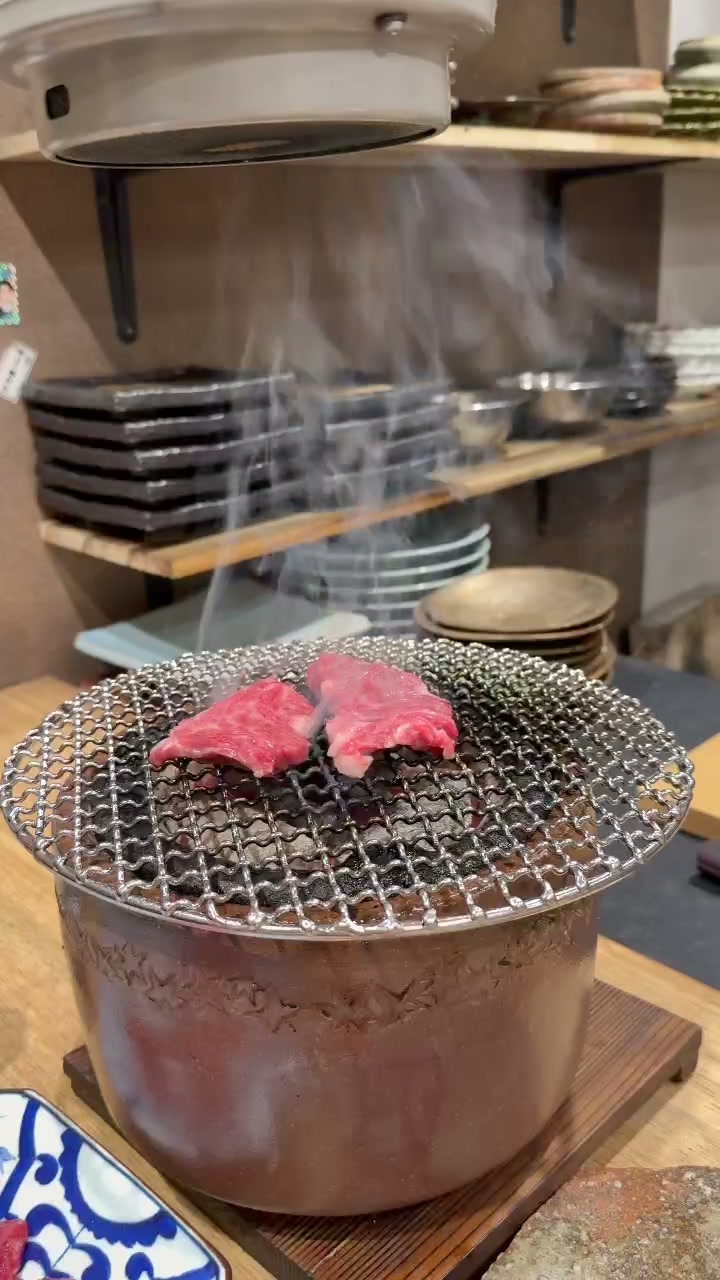 焼肉三日月 七輪と備長炭 — 黒毛和牛を炭火で焼く