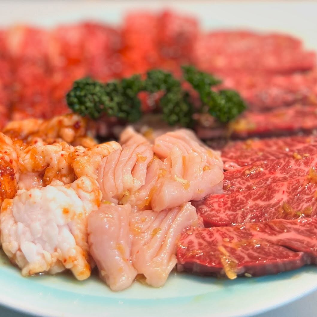 焼肉三日月 ホルモンと赤身の盛り合わせ