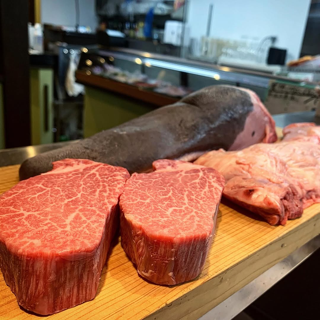 焼肉三日月 仕込み — 黒毛和牛の塊とタン