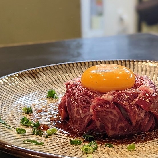 焼肉三日月 ユッケ — 黒毛和牛の生肉料理
