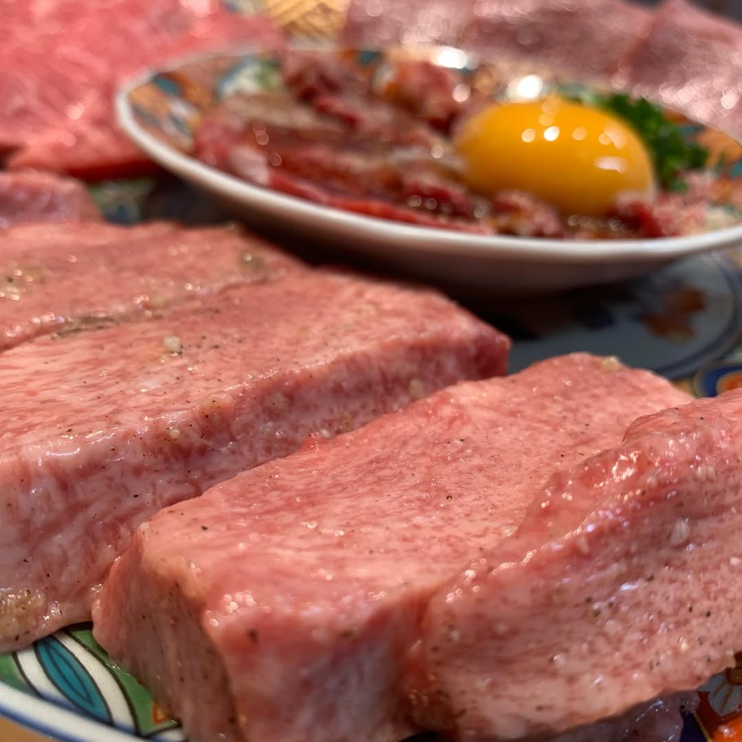 焼肉三日月 厚切りタンとユッケ