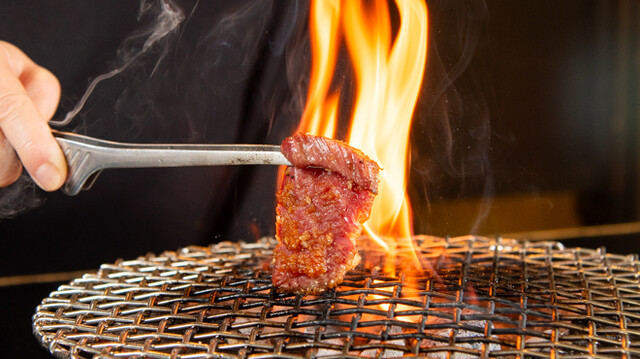 焼肉三日月 炭火で焼き上げる一品 — 七輪と備長炭